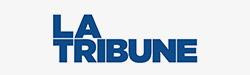 青と白で構成された「LA TRIBUNE」のロゴ、太字の大文字タイプで横長に配置されたシンプルなプレス画像