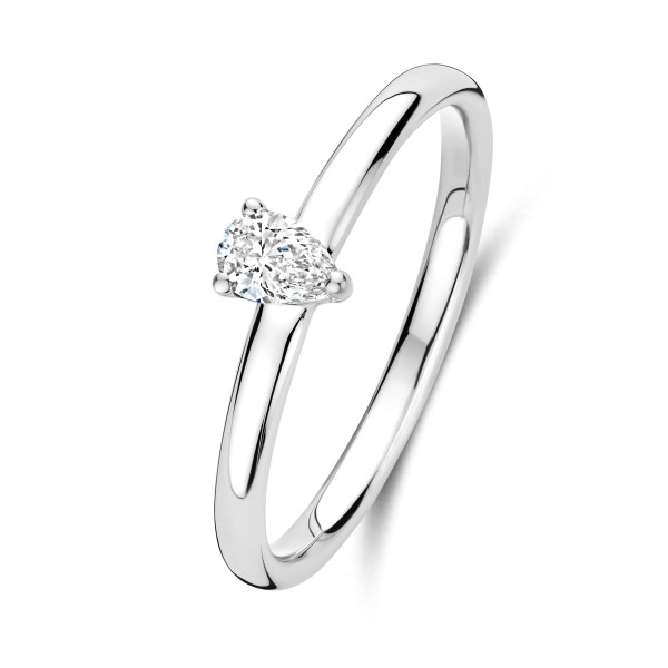 Photo of a diamond ring by BAUNAT
