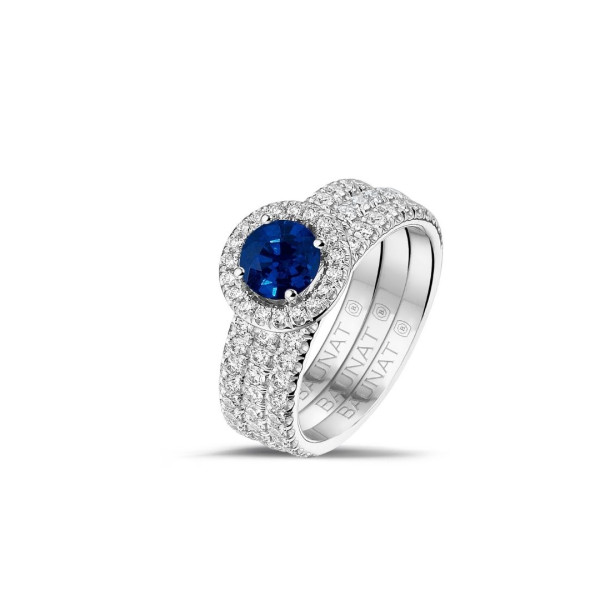 Halo solitaire ring in wit goud met ronde saffier en kleine ronde diamanten