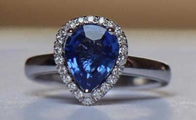 在購買鑽石珠寶時，有鑽石顧問專業指導的優勢