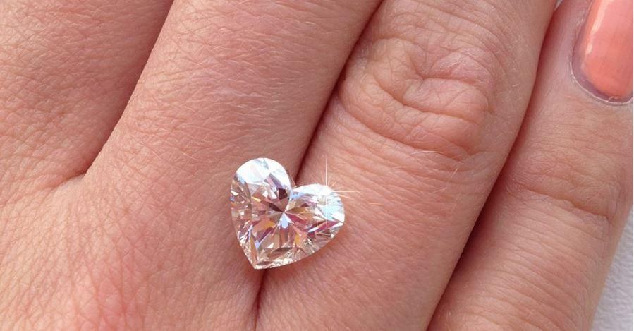 Warum der Verlobungsring mit Diamant in Herzform das ultimative Liebessymbol ist 
