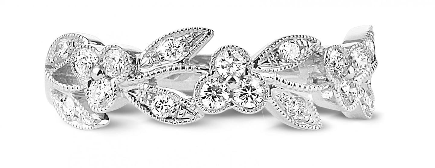Spring is in the air: choose a flower ring with diamonds