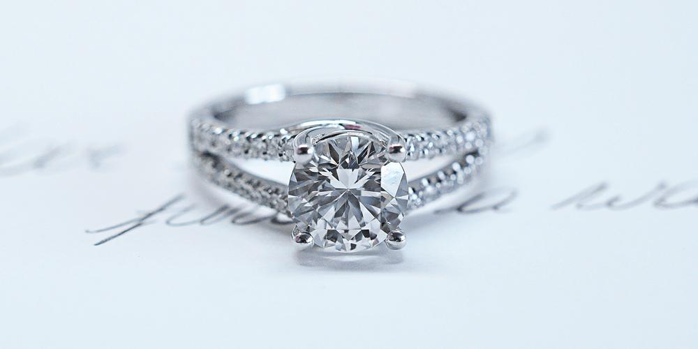 Minimalistische Verlobungsringe und schlichter Diamantschmuck