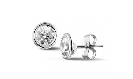 Boucles d'oreilles diamants comme accessoire subtil