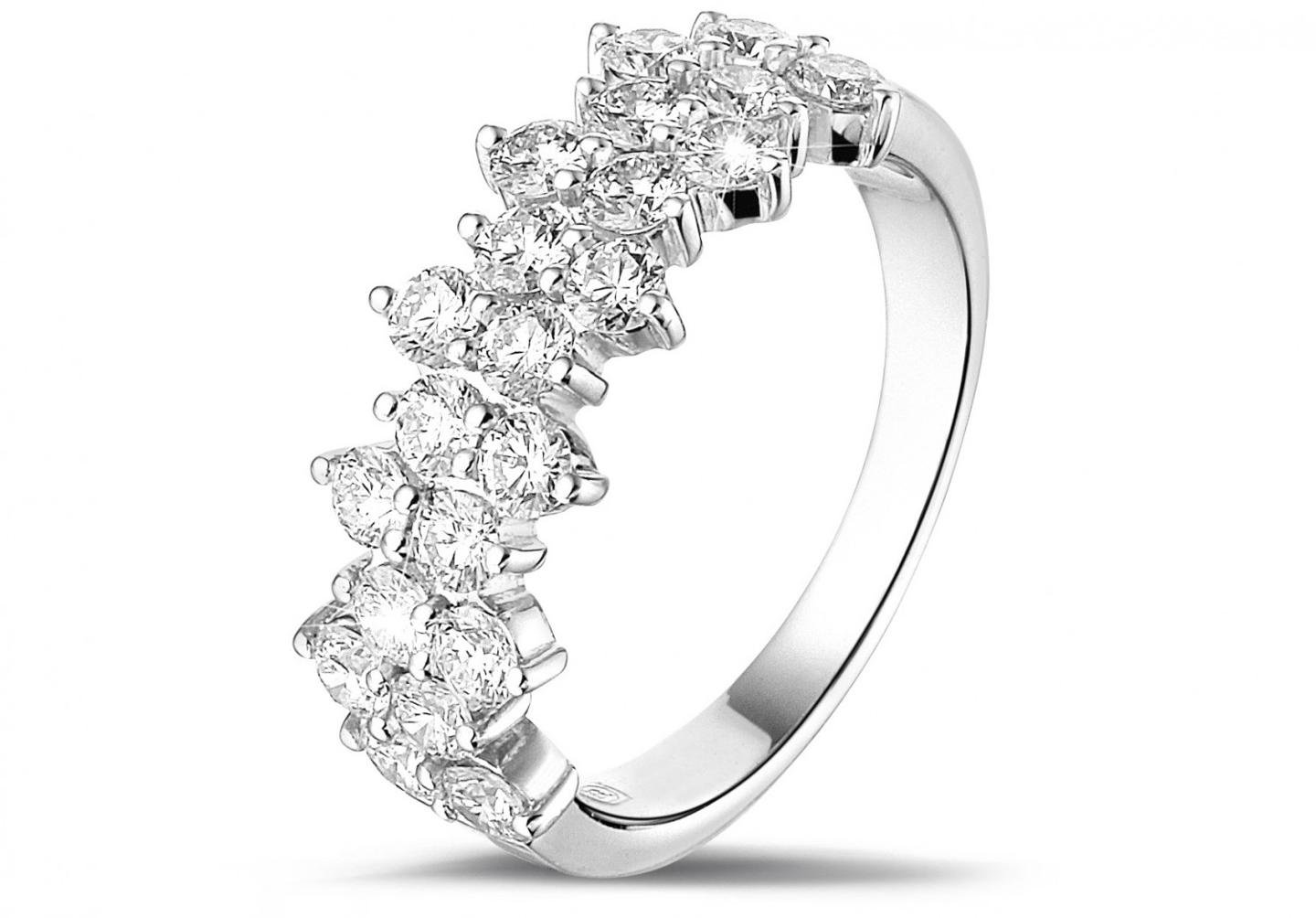 La bague de fiançailles en diamant pour les célibataires