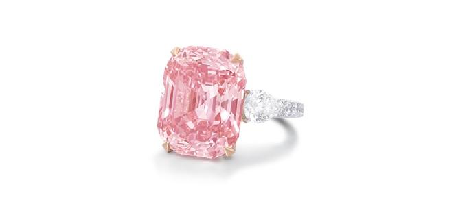 罕見的粉紅色鑽石作爲超級富豪的安全投資