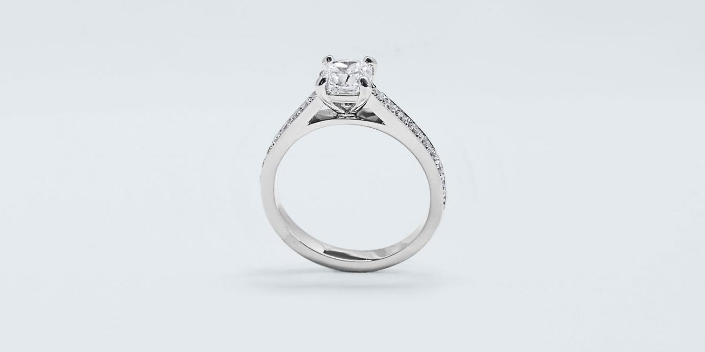您的完美订婚戒指的戒指设置？