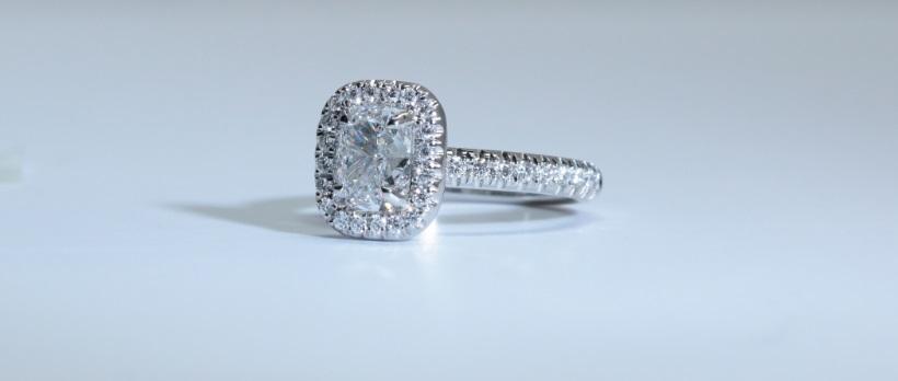 小贴士：枕形钻石订婚戒指