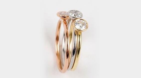 The solitaire ring: which precious metal do you prefer? 