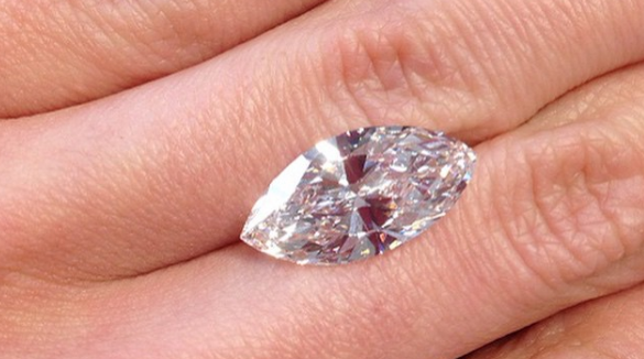 購買鑲嵌榄尖形鑽石的求婚戒指