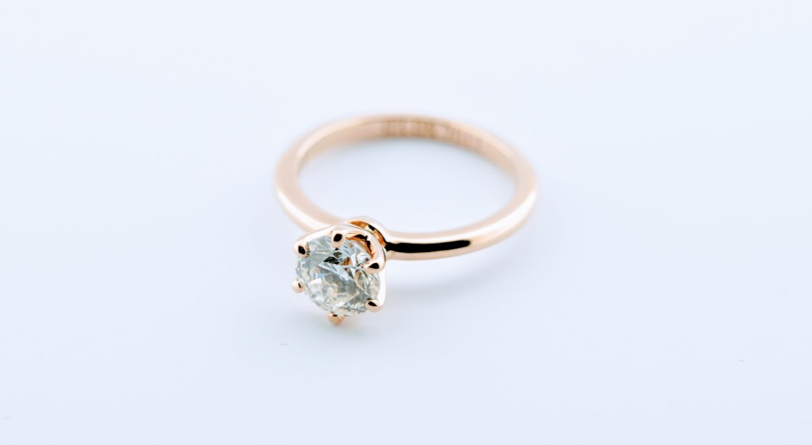 适合现代女性的钻石戒指