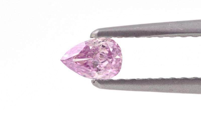 購買鑲嵌粉色鑽石的求婚戒指已成趨勢