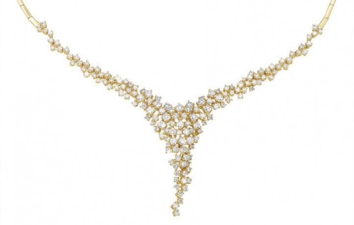 Eine goldene Halskette für Frauen: die Trends