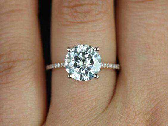 Ein Ring mit Brillanten für den zukünftigen Bräutigam?