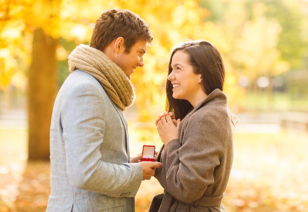 通過5個簡單的步驟找到完美的求婚鑽戒