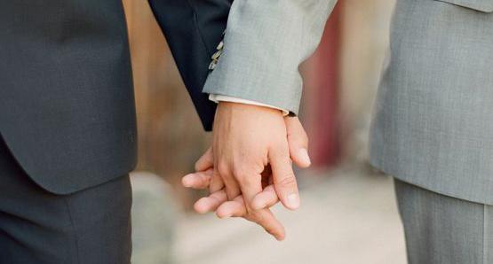 Der Heiratsantrag mit Verlobungsring als schwuler Mann