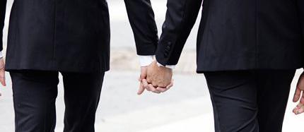 Comment choisir une bague de fiançailles pour un mariage gay ?