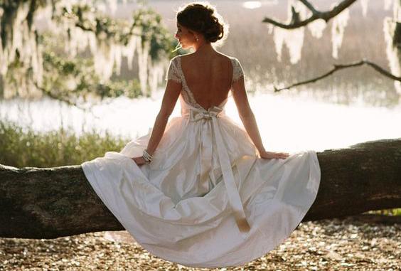 Qui m'aidera à assortir au mieux ma robe de mariée avec ma bague de fiançailles ?