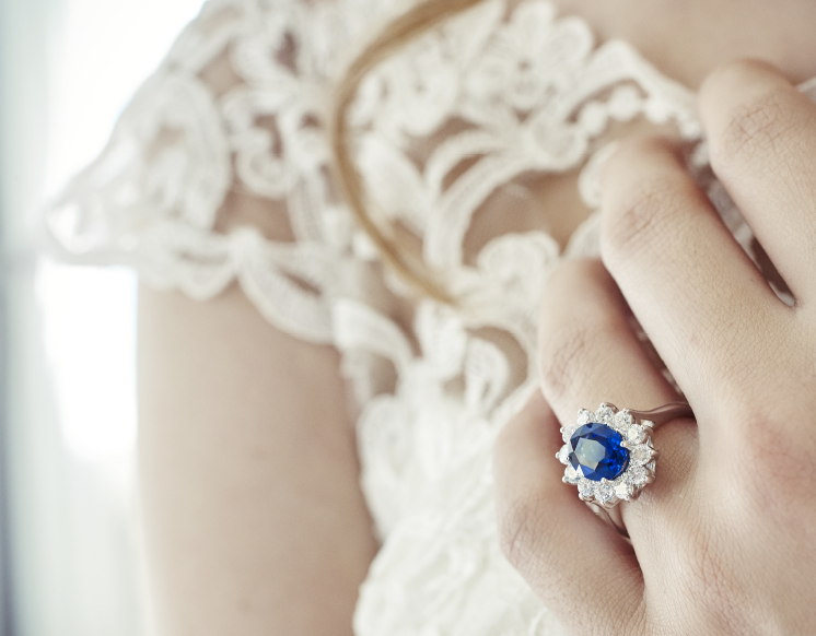 如何將傳統信念融入我的鑽石婚禮首飾中？