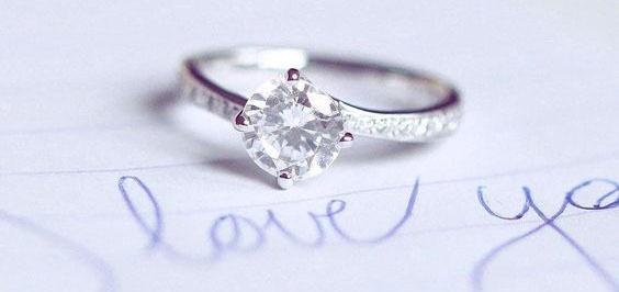 我如何才能確保他能買到完美的鉑金戒指向我求婚？ 