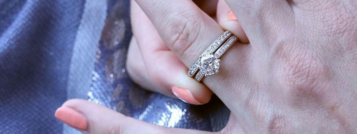An welcher Hand werden in der Schweiz der Verlobungsring und der Ehering getragen?