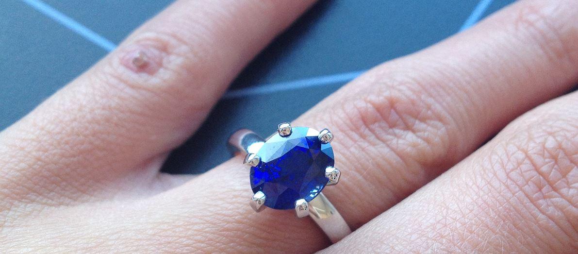 我如何在寶石求婚戒指和鑽石求婚戒指之間做出選擇？ 