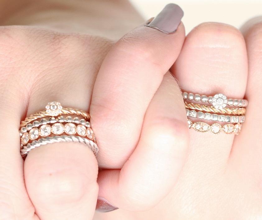 黄金和钻石戒指：可叠戴戒指始终流行