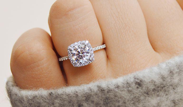Welche Geschichte hat der Verlobungsring aus Gold mit Diamant? 