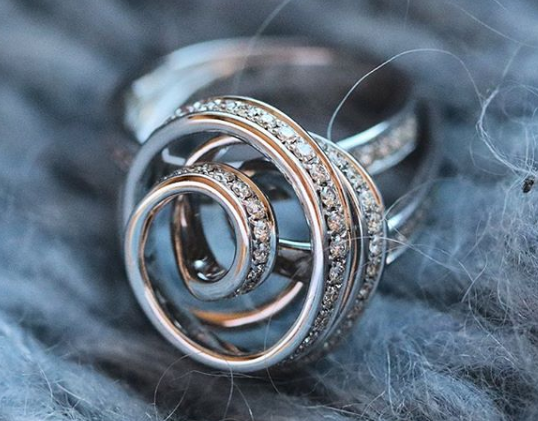 我為什麼要在婚禮當天佩戴鑲嵌珠寶和鑽石的冠狀頭飾？