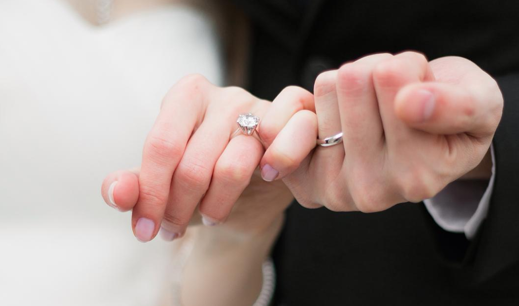 在购买求婚戒指时，您会带上亲人吗？