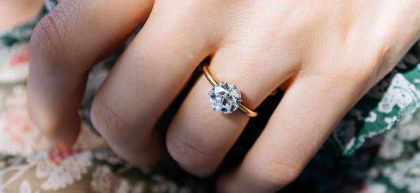 ¿Cuál es el peso promedio en quilates de un anillo de compromiso de diamantes?