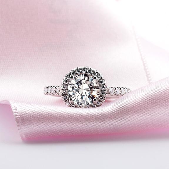 ¿Comprar un anillo de compromiso? ¡Elige un diamante rosa!