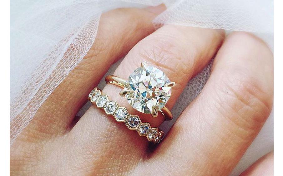 El de compromiso vs anillo boda -