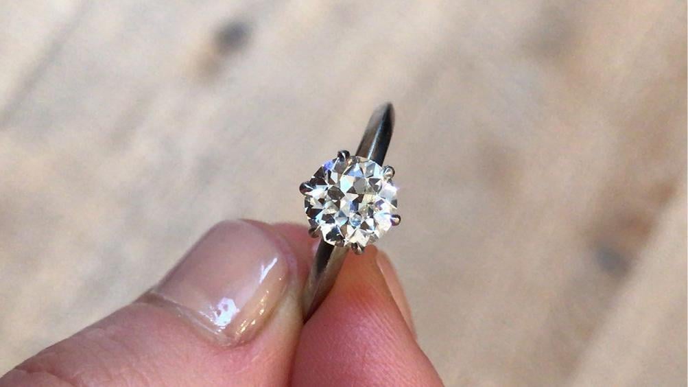 公主方形和圆形明亮式切工的钻石戒指比较