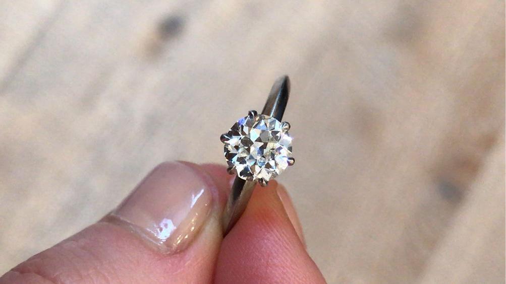 公主方形和圓形明亮式切工的鑽石戒指比較