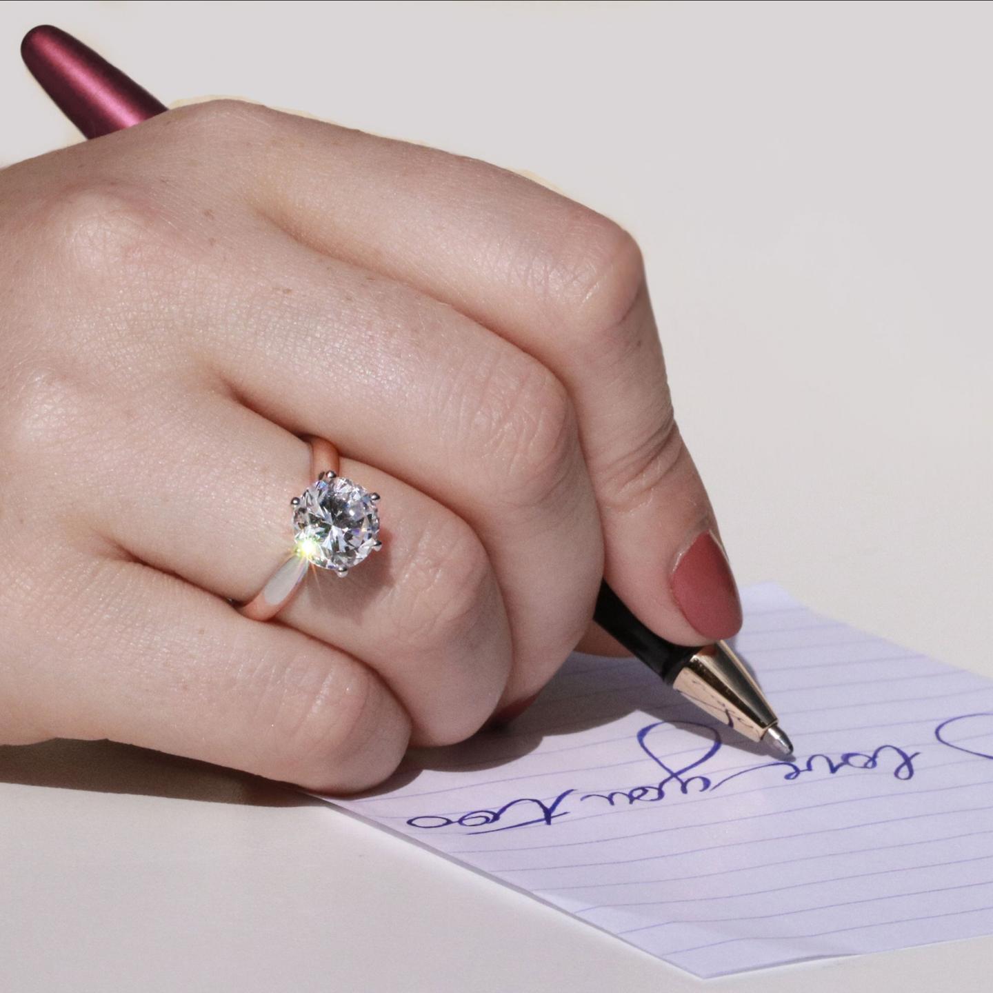 我為什麼應該選擇老式歐洲切割的鑽石訂婚戒指? 
