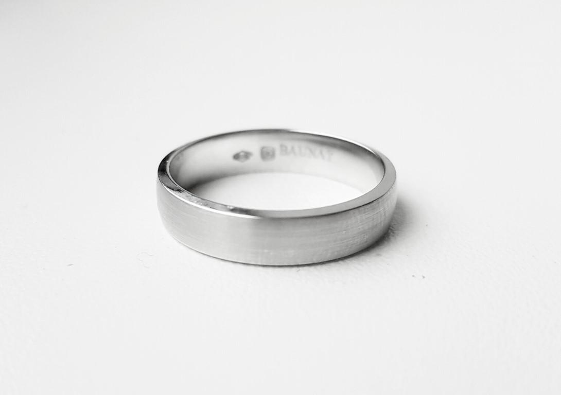 如何為我的丈夫挑選一款有性格的精美戒指?