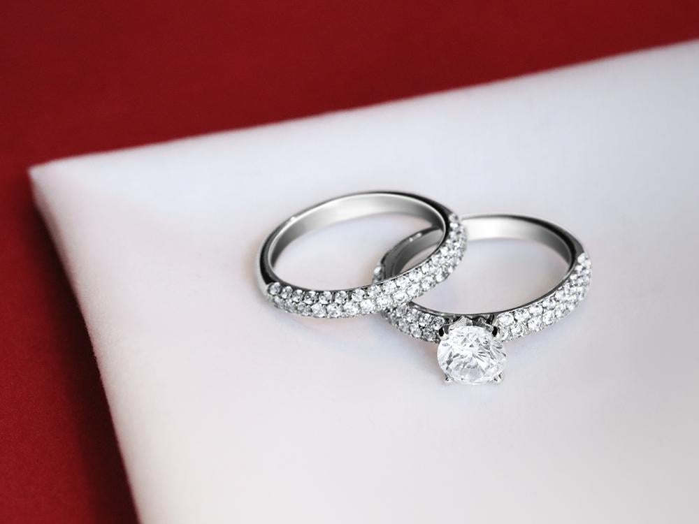 Cómo determinar el tamaño correcto de un anillo de diamantes