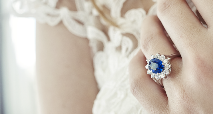 为了纪念戴安娜王妃，梅根·马克尔戴上了她的钻石耳环