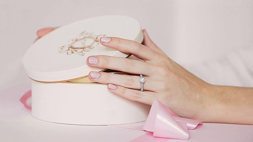 Por qué comprar un anillo de compromiso de oro blanco?