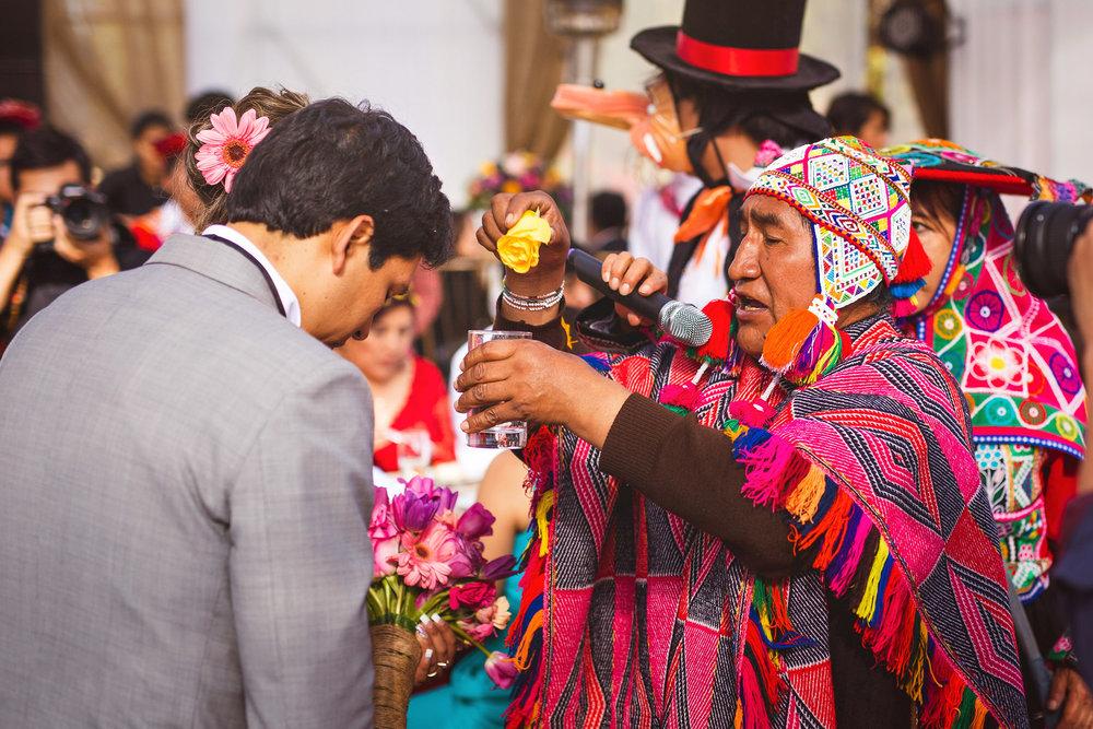 Compromiso único y tradiciones de boda en América Latina.
