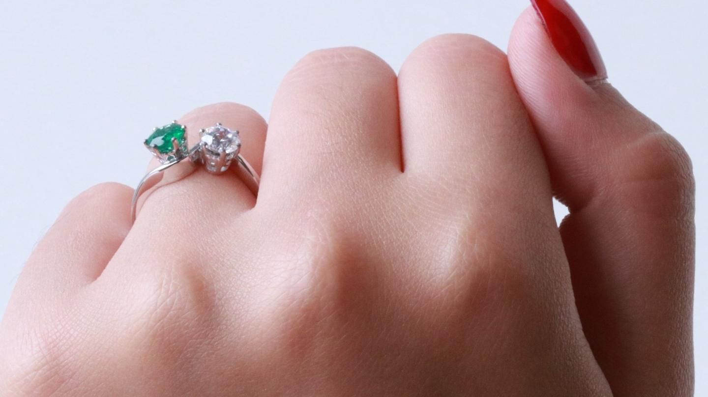 A Classic: diamond ring with emerald