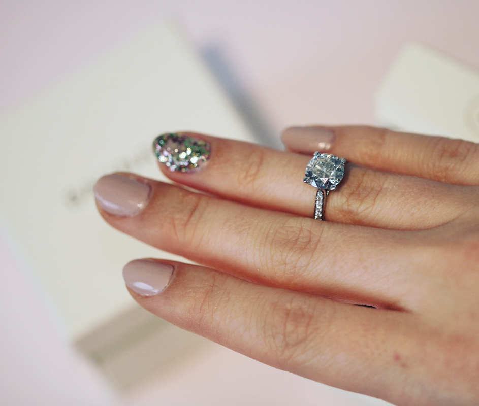 不同尋常的訂婚戒指: 鑲嵌大亨形切割鑽石