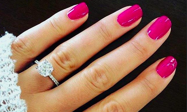 ヒント：クッションカットのダイヤモンド婚約指輪
