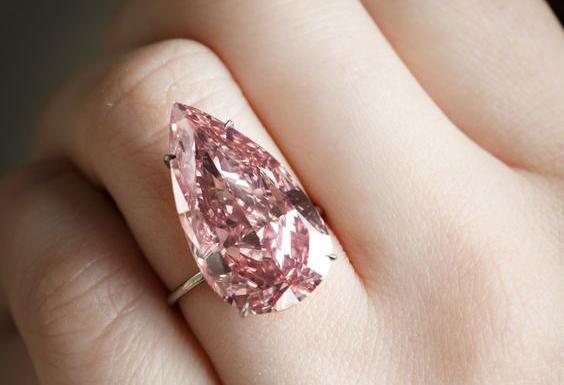 Consejo: el anillo de compromiso con un diamante en forma de pera