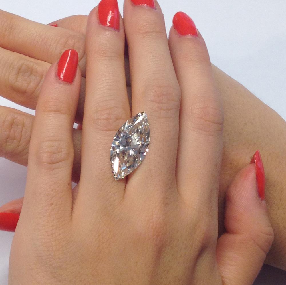 La compra de un anillo de compromiso, diamante corte marquise