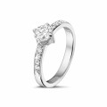0.70 karaat diamanten solitaire ring in wit goud met zijdiamanten