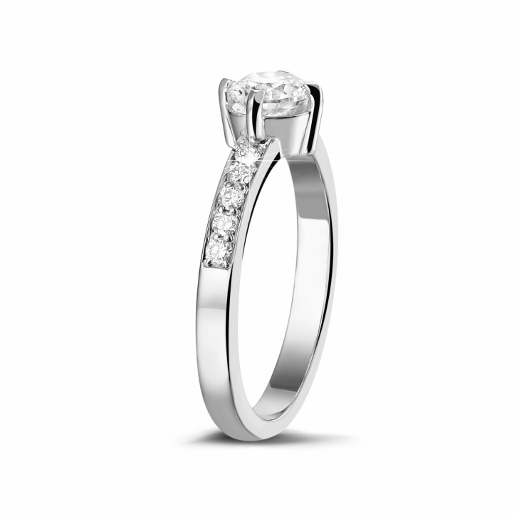 0.70 karaat diamanten solitaire ring in wit goud met zijdiamanten