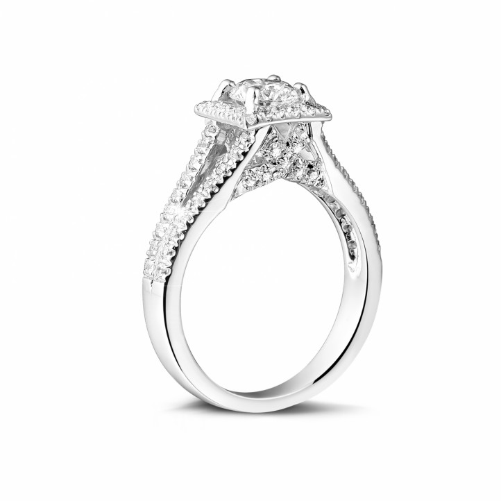 0.70 karaat diamanten solitaire ring in wit goud met zijdiamanten