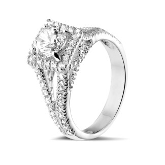 Ringen - 1.00 karaat diamanten solitaire ring in wit goud met zijdiamanten 